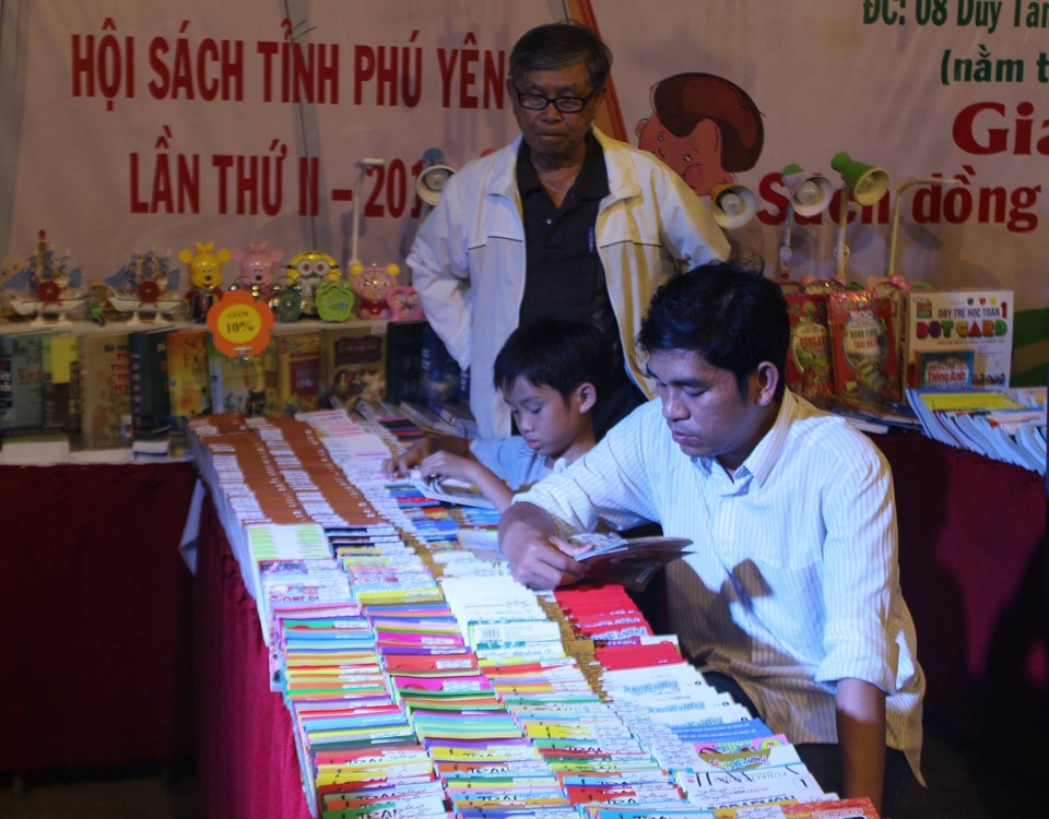 Hàng nghìn cuốn sách được đưa đến bạn đọc nhân ngày hội sách - 3 Hàng nghìn cuốn sách được đưa đến bạn đọc nhân ngày hội sách - 3