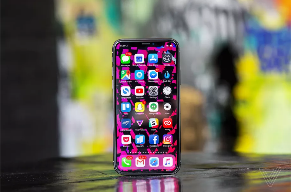 Apple không thể cắt giảm sự phụ thuộc vào đối thủ Samsung - 1 iPhone X sử dụng tấm nền OLED do Samsung cung cấp.