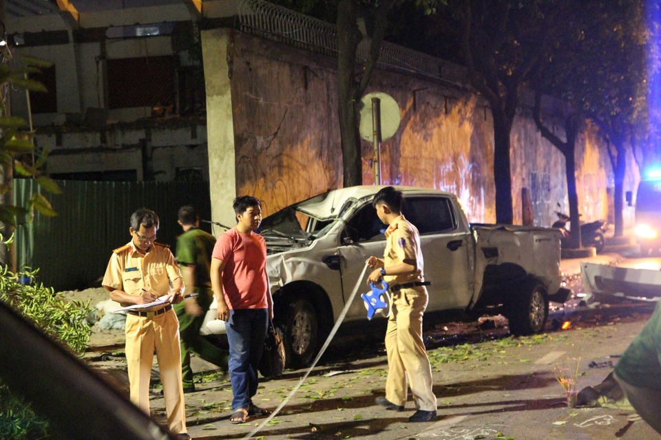 Vụ ô tô tông nhiều xe máy làm 2 người chết: Đạp nhầm chân ga - 4 Lực lượng CSGT tiến hành khám nghiệm, điều tra nguyên nhân
