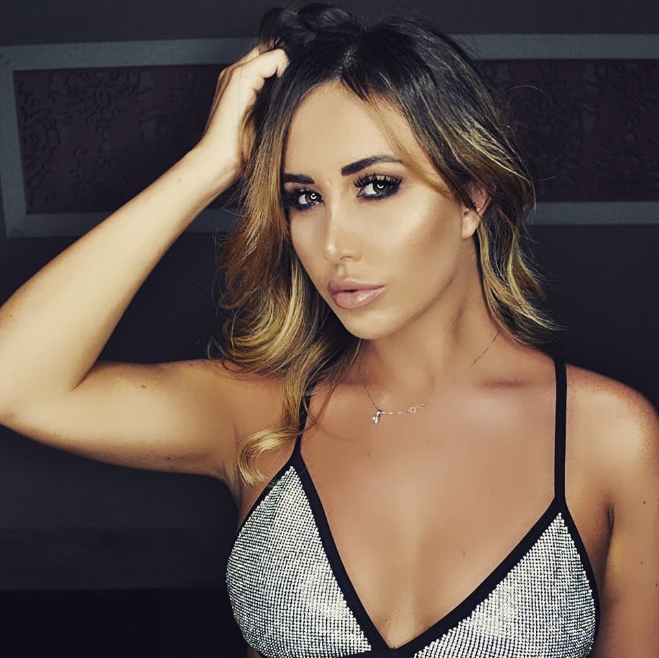 Nhan sắc bốc lửa của nhà thiết kế 9X - 5
Lauryn Goodman và em gái đều là hot girl của xứ sương mù