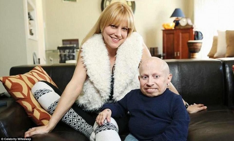 Sao phim Harry Potter qua đời ở tuổi 49 - 3
Verne Troyer và bạn gái Brittney Powell, người ở bên anh từ năm 2007 tới nay.