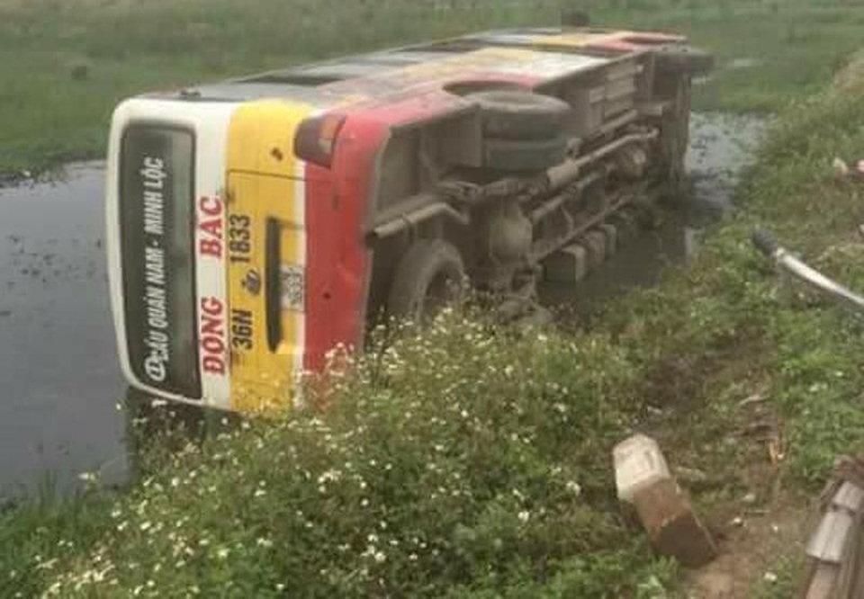 Xe buýt lao xuống ruộng, nhiều hành khách lấm lem bùn đất - 1 Hiện trường vụ xe buýt lao xuống ruộng