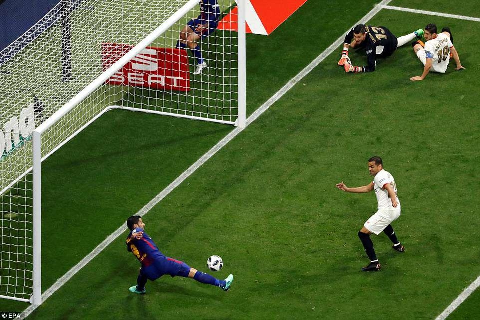 Những khoảnh khắc Barcelona “vùi dập” Sevilla để vô địch Cúp Nhà vua - 18
Tình huống Luis Suarez dứt điểm cận thàn mở tỷ số cho Barca ở phút 14
