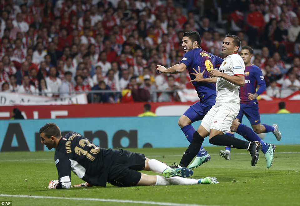 Những khoảnh khắc Barcelona “vùi dập” Sevilla để vô địch Cúp Nhà vua - 15
Luis Suarez tiếp tục là khắc tinh trong các trận đấu với Sevilla