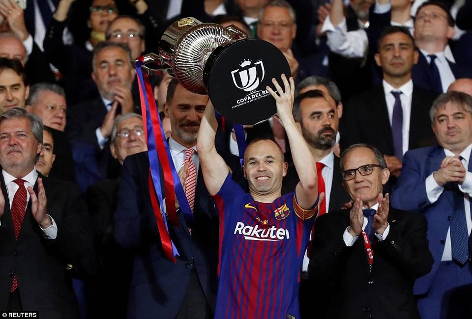 Những khoảnh khắc Barcelona “vùi dập” Sevilla để vô địch Cúp Nhà vua - 22
Thủ quân Iniesta nâng cao chức vô địch Cúp Nhà vua lần thứ 30 của Barcelona