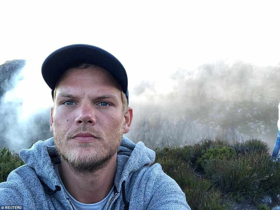 Fans tụ họp tưởng nhớ DJ Avicii - 4
Avicii từng được 2 đề cử Grammy nhưng gần đây phải tạm dừng đi lưu diễn vòng quanh thế giới vì lý do sức khỏe