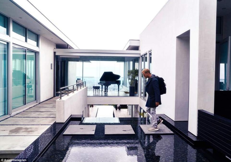 Fans tụ họp tưởng nhớ DJ Avicii - 6
Một trong những bức hình cuối cùng Avicii chia sẻ trên trang cá nhân hôm 4/4 vừa qua