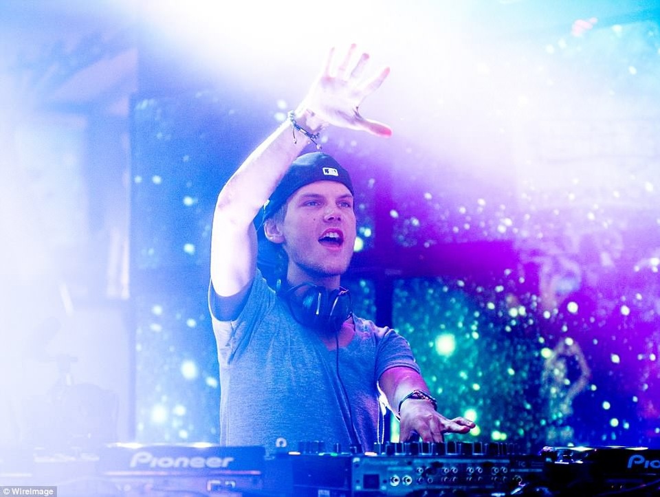 Fans tụ họp tưởng nhớ DJ Avicii - 7
Cộng đồng mạng, fans, bạn bè và người thân đều đau xót trước sự ra đi đột ngột của DJ tài năng này
