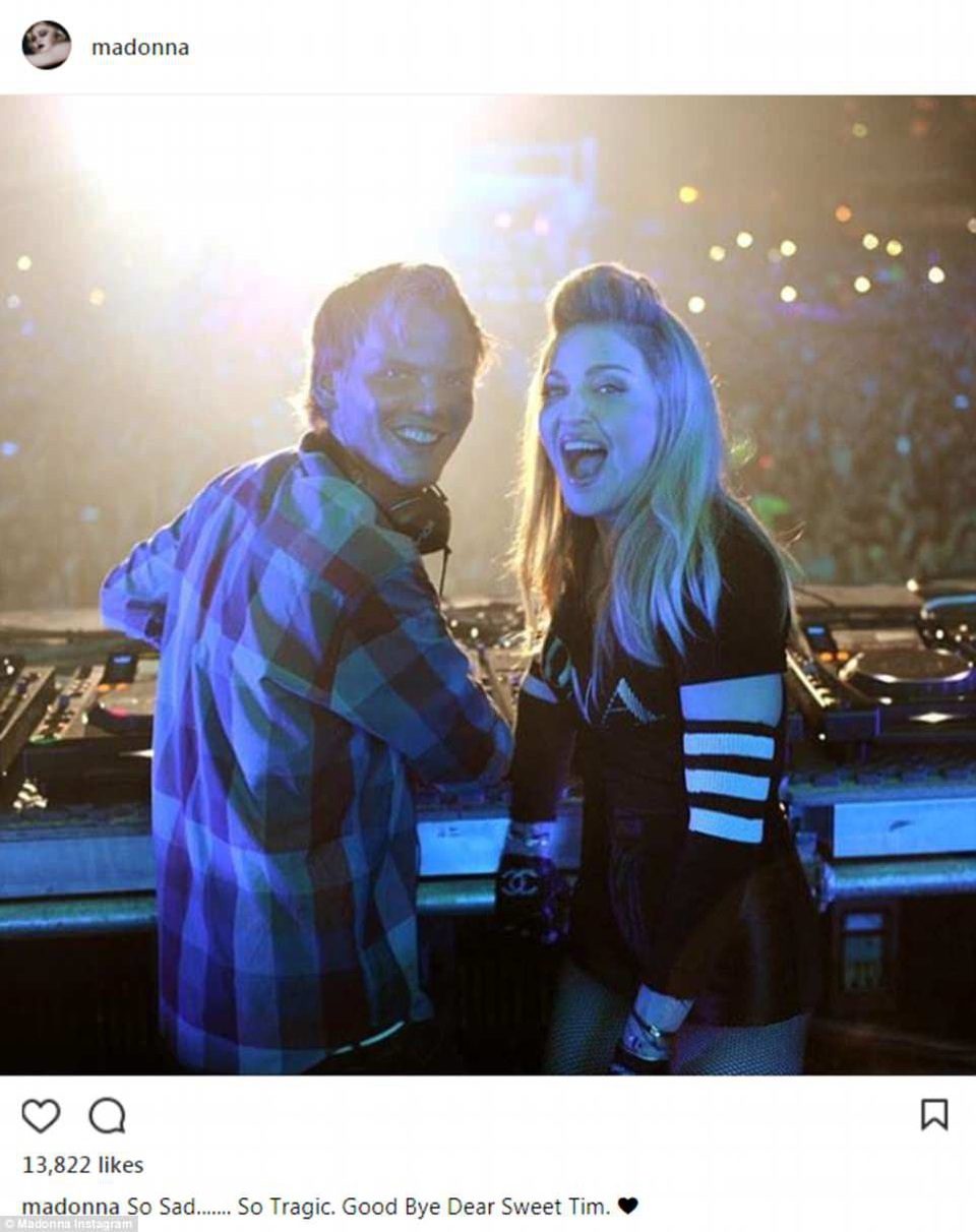 Fans tụ họp tưởng nhớ DJ Avicii - 8
Madonna (ảnh) và nhiều ngôi sao từng cộng tác với Avicii đều bày tỏ nỗi đau buồn khi nghe tin anh qua đời và gửi lời chia buồn tới gia đình anh. Thi thể của Avicii sắp được đưa về quê nhà Thụy Điển.