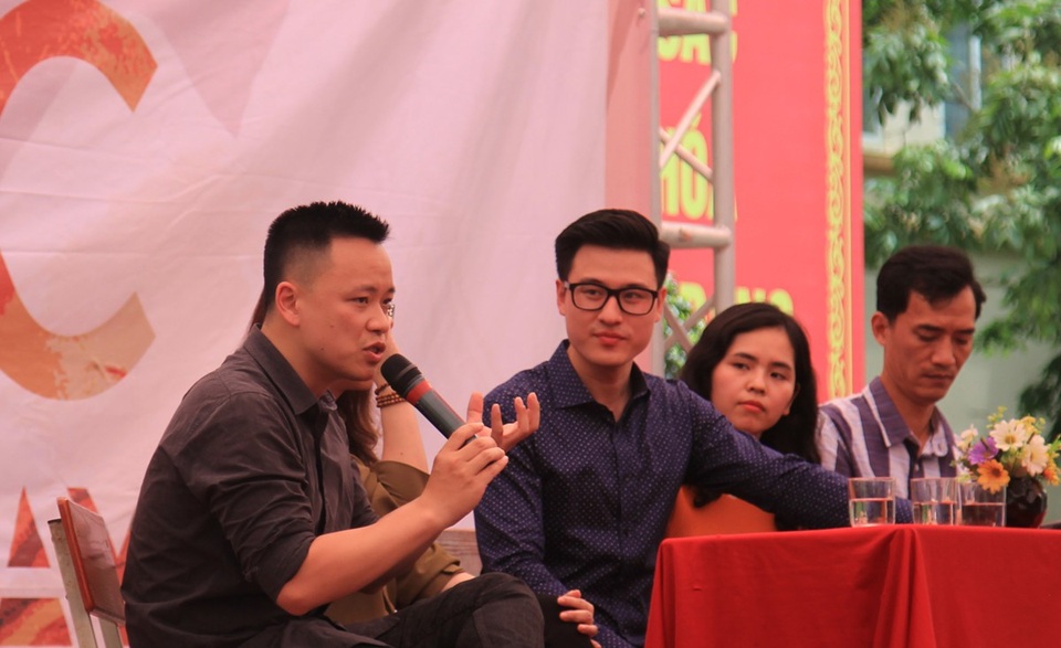 “Không xem thời sự cập nhật tin tức, đừng thi Báo chí” - 3
Nhà báo, giảng viên Dương Quốc Bình từng đoạt giải Nhất Phóng sự Ảnh Eyetime (Mỹ) năm 2014 chia sẻ kinh nghiệm cho thí sinh ở thử thách phỏng vấn trực tiếp với nhà báo, nhiếp ảnh gia.