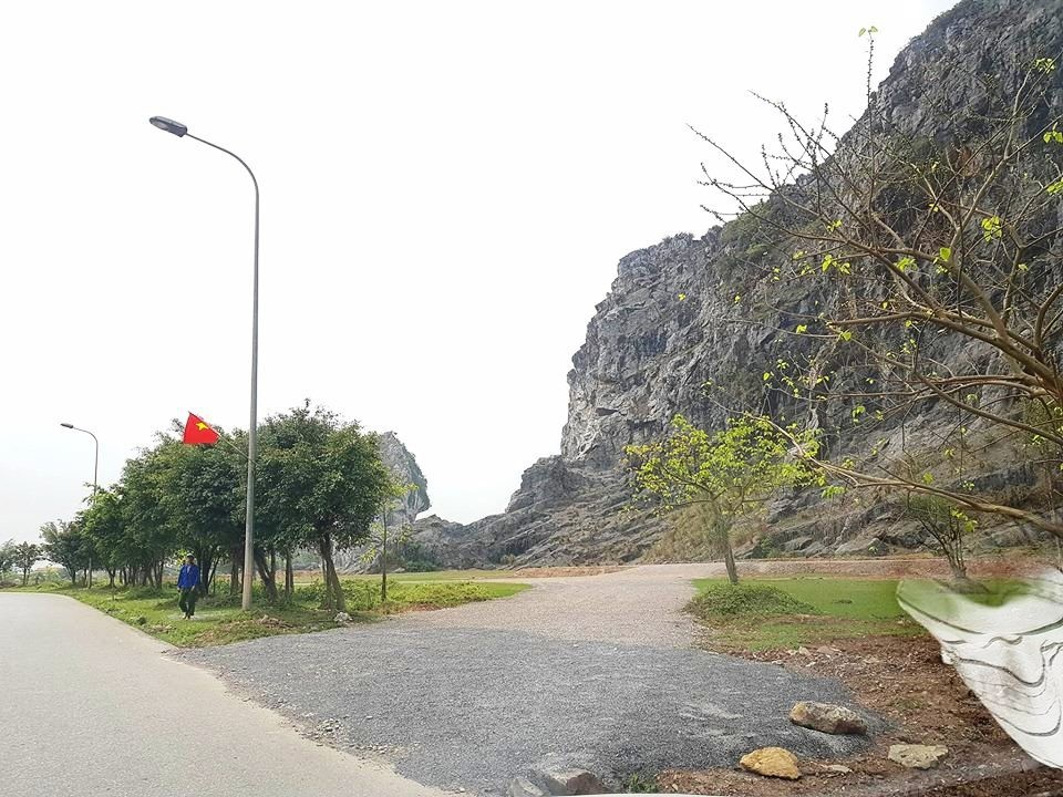 “Sạch bóng” thịt dê “lậu” bám bụi bán trên đường vào di sản Tràng An - 6 Điểm bán thịt dê tập trung được quy hoạch nhưng đến nay vẫn vắng người bán hàng.