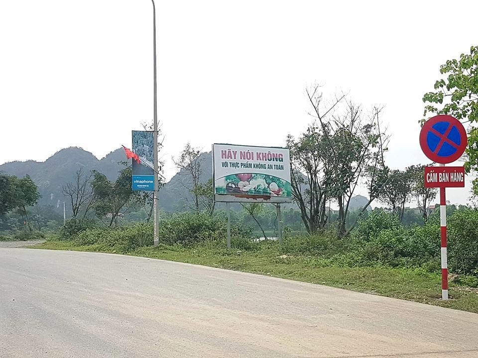 “Sạch bóng” thịt dê “lậu” bám bụi bán trên đường vào di sản Tràng An - 4 Cơ quan chức năng cắm nhiều biển cấm và tuyên truyền về thực phẩm không đảm bảo an toàn trên đường vào di sản Tràng An.