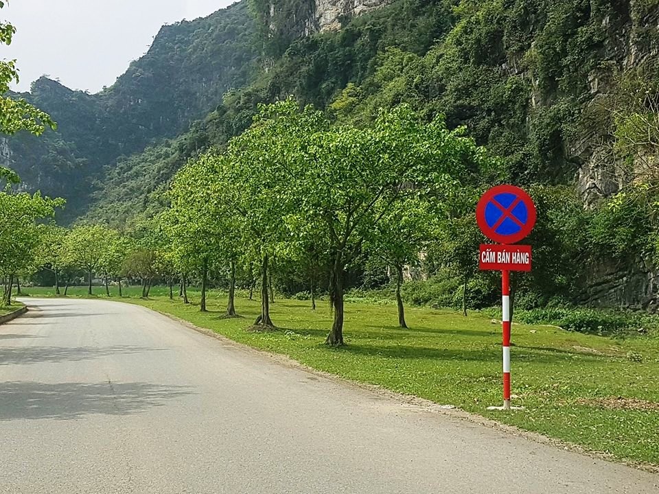 “Sạch bóng” thịt dê “lậu” bám bụi bán trên đường vào di sản Tràng An - 3 “Sạch bóng” thịt dê “lậu” bám bụi bán trên đường vào di sản Tràng An - 3