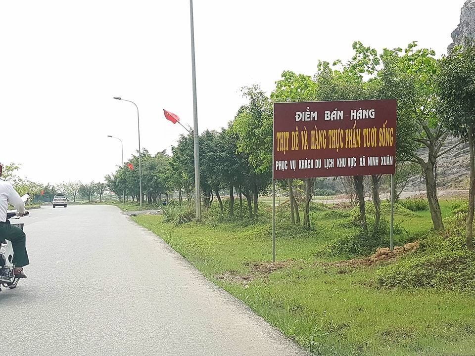 “Sạch bóng” thịt dê “lậu” bám bụi bán trên đường vào di sản Tràng An - 5 “Sạch bóng” thịt dê “lậu” bám bụi bán trên đường vào di sản Tràng An - 5