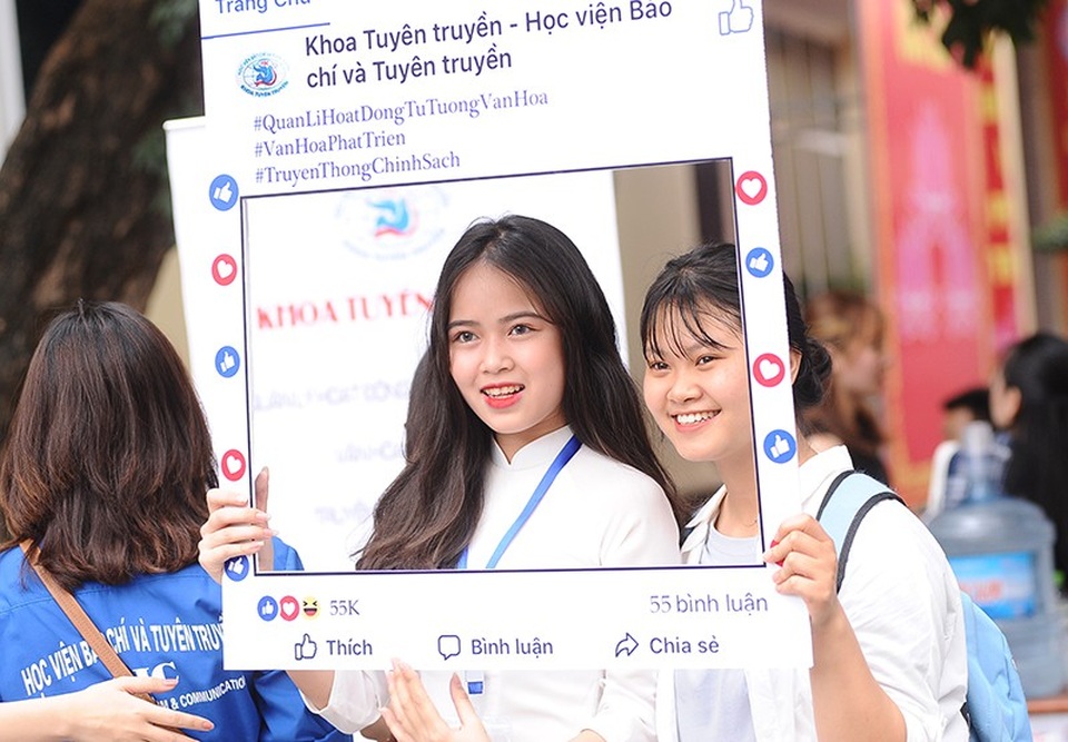 Dàn nữ sinh xinh tựa hoa khôi trường Báo "đổ bộ" Ngày hội tuyển sinh - 8 Cẩm Nhung chụp ảnh chung với các bạn tới tham dự Ngày hội tư vấn tuyển sinh