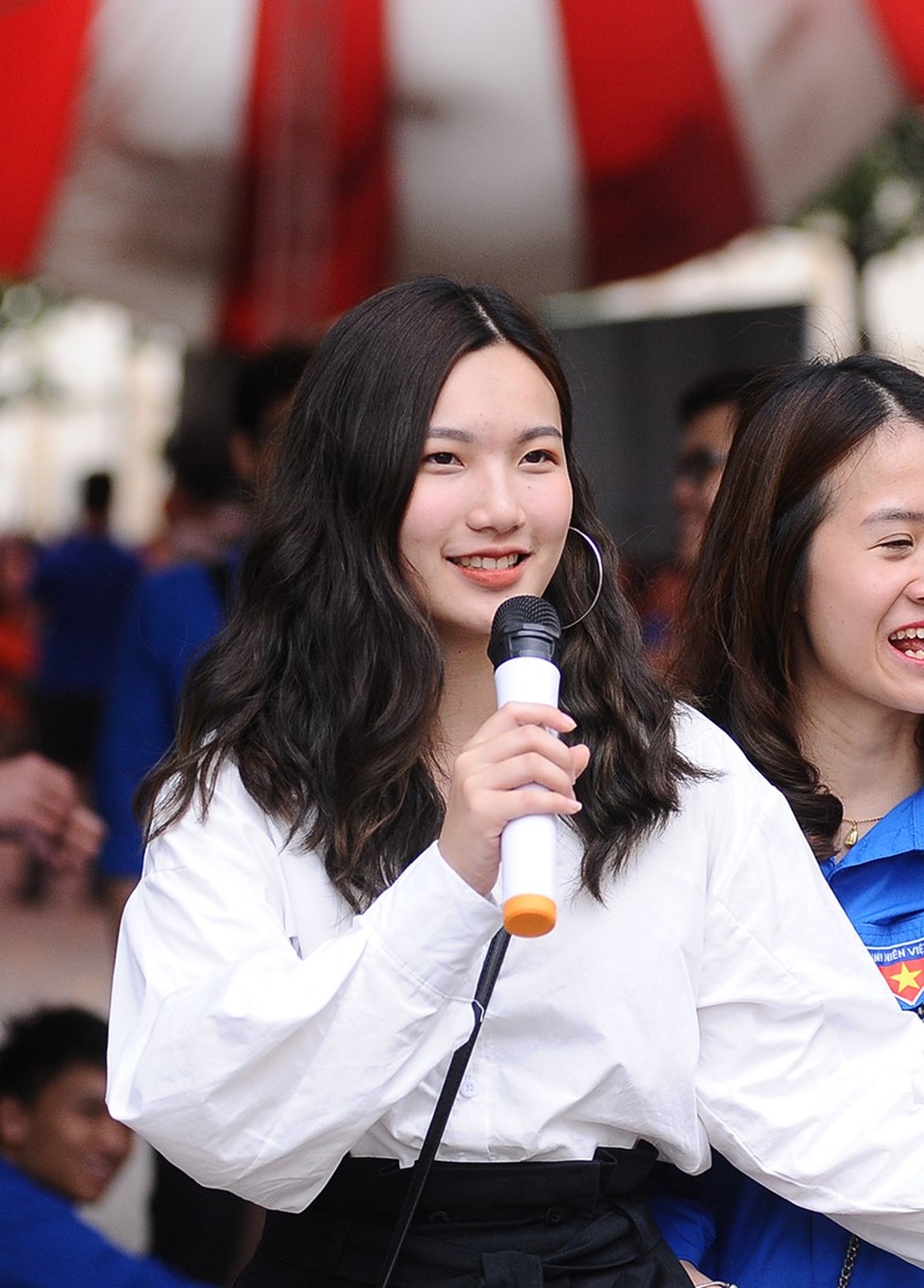 Dàn nữ sinh xinh tựa hoa khôi trường Báo "đổ bộ" Ngày hội tuyển sinh - 10 Nụ cười tươi tắn của đàn chị khi giới thiệu về trường Báo cho các em học sinh