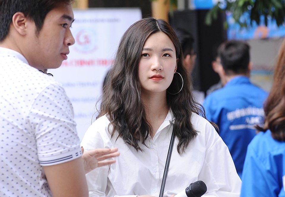 Dàn nữ sinh xinh tựa hoa khôi trường Báo "đổ bộ" Ngày hội tuyển sinh - 9 Một cô gái xinh đẹp khác cũng rất gây chú ý
