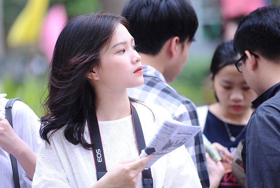 Dàn nữ sinh xinh tựa hoa khôi trường Báo "đổ bộ" Ngày hội tuyển sinh - 16 Trường Báo nổi danh là nơi sản sinh ra nhiều người đẹp, như là Hoa hậu Việt Nam Nguyễn Thị Huyền, Á hậu Tú Anh.