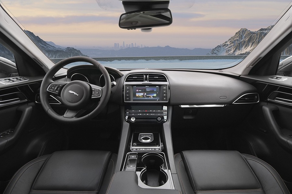 Jaguar F-Pace - Chuyến ‘đi săn’ của thương hiệu báo gấm - 4 Khoang lái rộng rãi, tích hợp phong phú các công nghệ hỗ trợ giúp người lái có thế giới tiện nghi thoải mái suốt hành trình