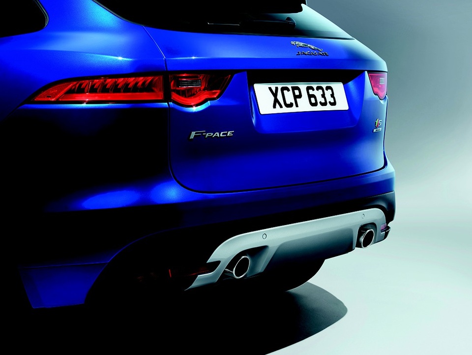 Jaguar F-Pace - Chuyến ‘đi săn’ của thương hiệu báo gấm - 2 Bộ đèn hậu lấy cảm hứng từ siêu xe thể thao F-Type lừng danh.