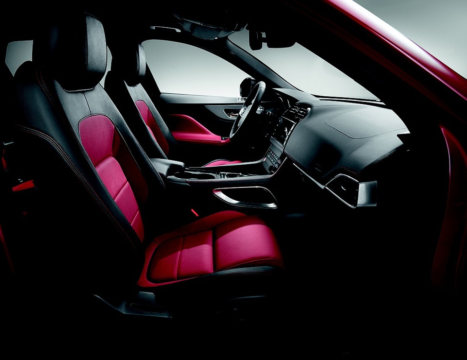Jaguar F-Pace - Chuyến ‘đi săn’ của thương hiệu báo gấm - 3 Nội thất sử dụng các chất liệu cao cấp, với ghế ngồi phong cách thể thao và chỉnh điện