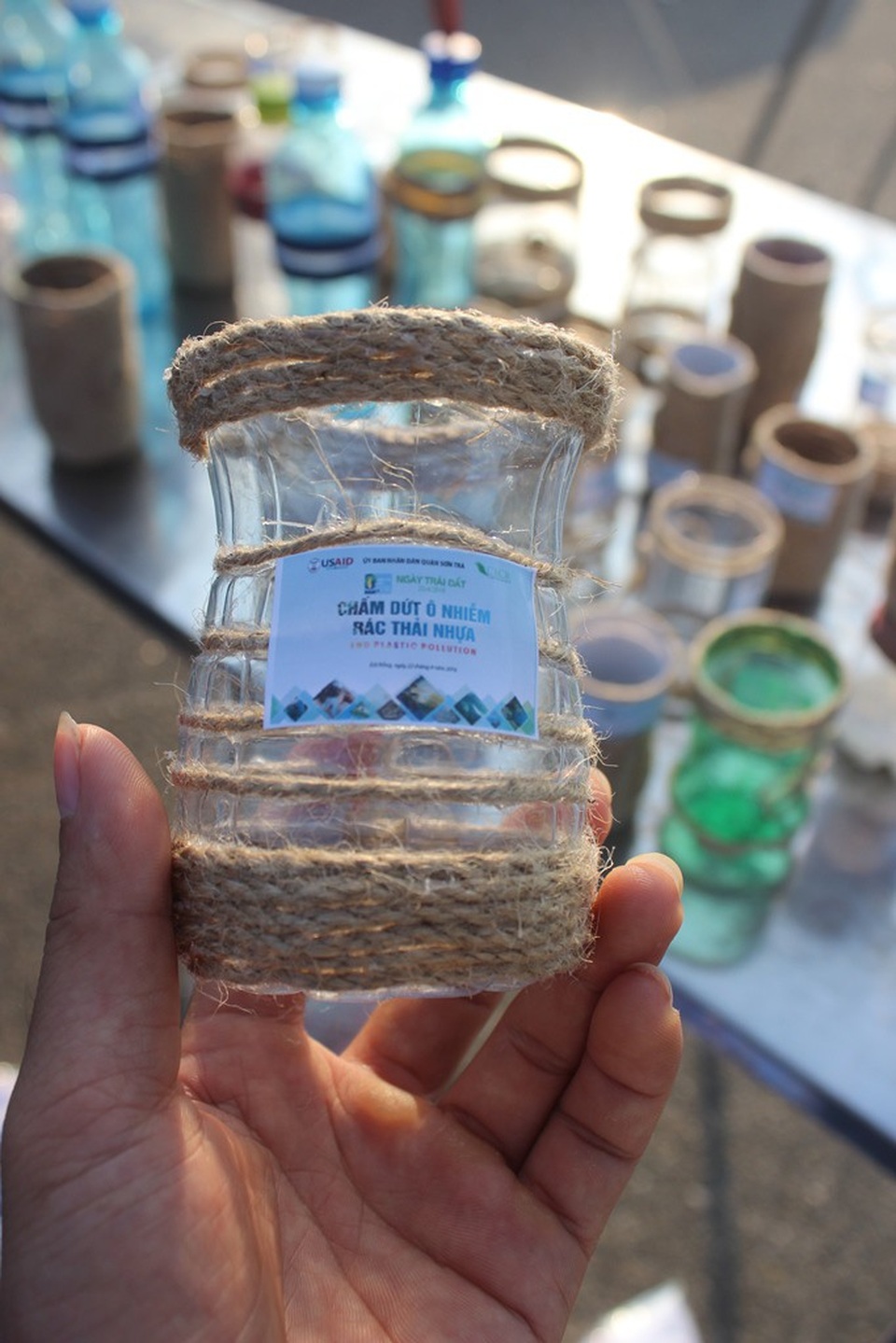 Hơn 1.000 sinh viên, người dân cùng ra quân làm sạch môi trường - 2 Những sản phẩm tái sử dụng rất thân thiện môi trường từ vỏ chai nhựa được các bạn sinh viên trưng bày rất ấn tượng