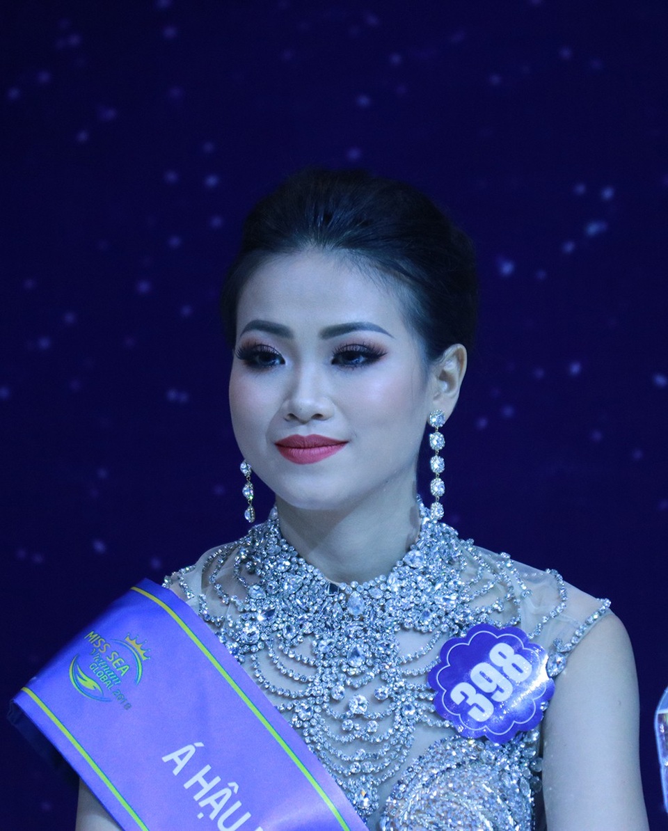Tân Hoa hậu Biển ứng xử vấp váp vẫn đăng quang, BTC nói gì? - 7 Á hậu 2 Nguyễn Phương Khánh chia sẻ, cô khá hài lòng với kết quả ngày hôm nay. “Bởi vì Kim Ngọc là một người rất chịu khó học hỏi và em tin rằng Kim Ngọc sẽ toả sáng hơn nữa. Trải qua cả hành trình em tin chắc rằng BGK đã có một quyết định công tâm”.