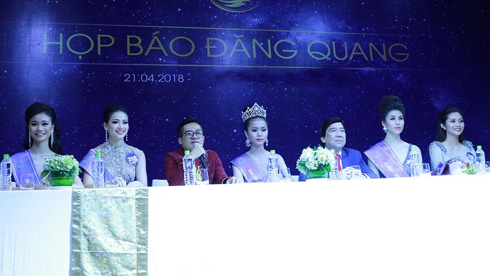Tân Hoa hậu Biển ứng xử vấp váp vẫn đăng quang, BTC nói gì? - 1
Sau đêm chung kết BTC đã có buổi gặp gỡ ngắn cùng báo giới để chia sẻ những thắc mắc xoay quanh kết quả của cuộc thi.