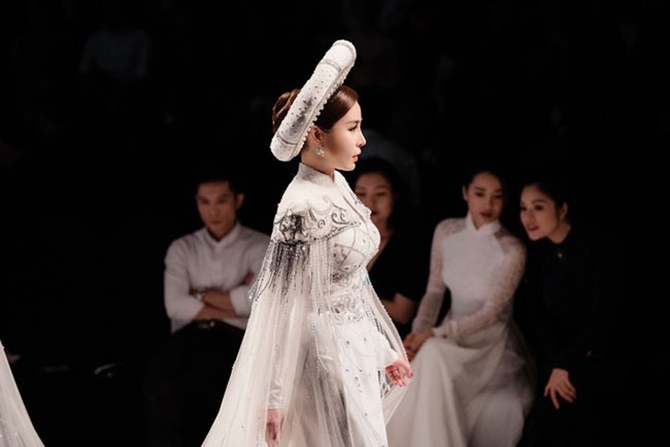 Hoa hậu Hoàng Dung gây ấn tượng trên sàn catwalk - 3 Hoa hậu Hoàng Dung gây ấn tượng trên sàn catwalk - 3