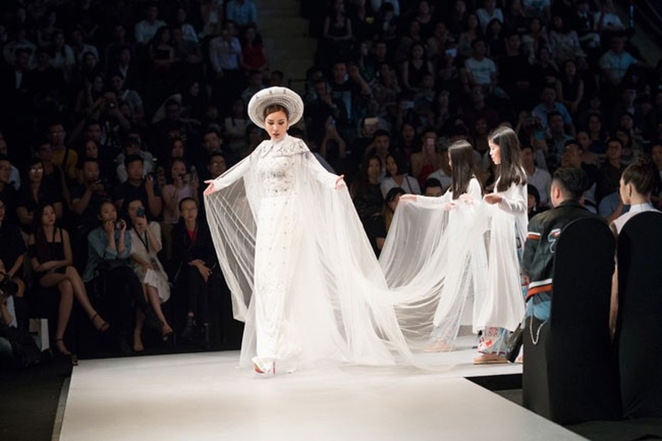 Hoa hậu Hoàng Dung gây ấn tượng trên sàn catwalk - 5 Hoa hậu Hoàng Dung gây ấn tượng trên sàn catwalk - 5
