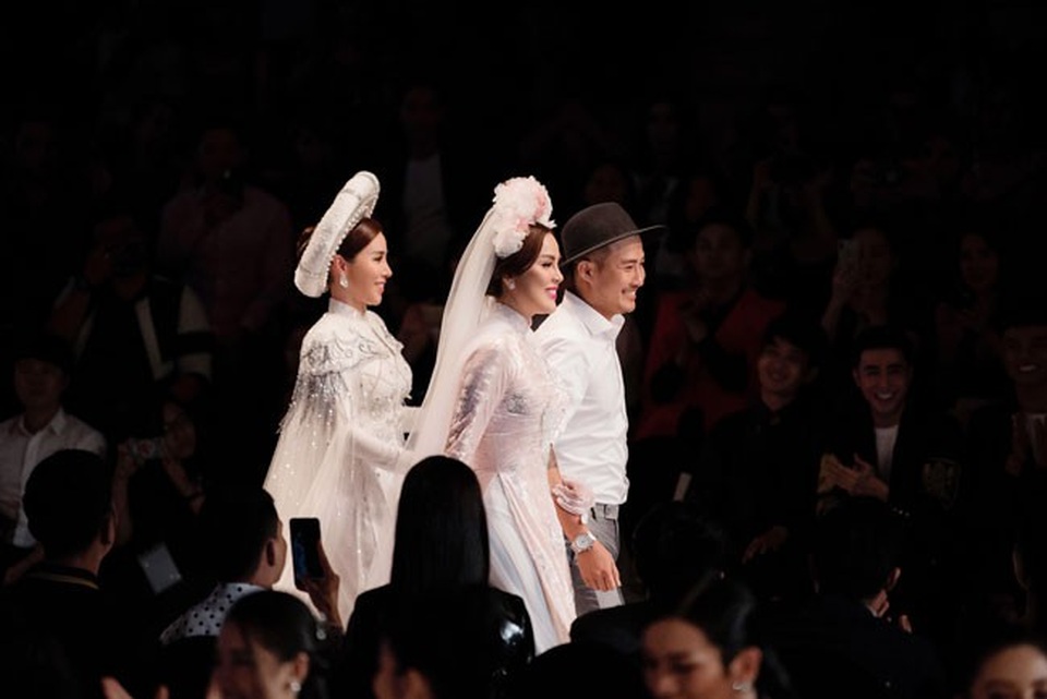 Hoa hậu Hoàng Dung gây ấn tượng trên sàn catwalk - 7 Hoa hậu Hoàng Dung gây ấn tượng trên sàn catwalk - 7