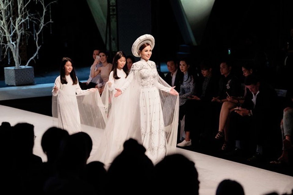 Hoa hậu Hoàng Dung gây ấn tượng trên sàn catwalk - 6 Hoa hậu Hoàng Dung gây ấn tượng trên sàn catwalk - 6
