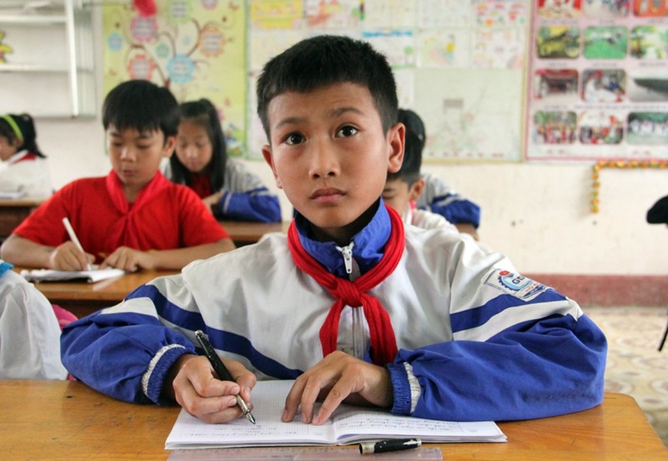 Mất bố, cậu bé lớp 5 gồng mình chăm mẹ ung thư - 1 Đã mấy tháng rồi Nhật đến lớp với hai khóe mắt căng tròn, cuồng thâm. Thầy cô Trường tiểu học Hộ Độ cho biết, Nhật đang phải gánh vác công việc như một người lớn trong gia đình.