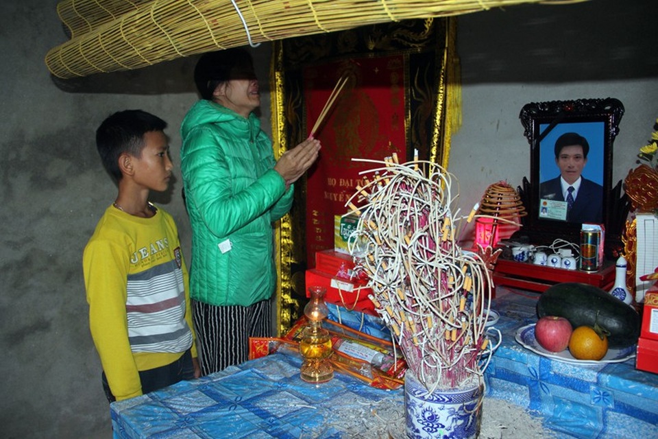 Mất bố, cậu bé lớp 5 gồng mình chăm mẹ ung thư - 11 Nước mắt chị lưng tròng cầu mong linh hồn chồng linh thiêng phù hộ cho chị được khỏi bệnh, cho chị cơ hội để nuôi các con khôn lớn, để Nhật không phải bỏ học như anh trai.