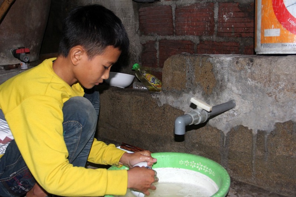 Mất bố, cậu bé lớp 5 gồng mình chăm mẹ ung thư - 8 Cậu bé dọn dẹp cả bếp núc, rửa chén bát từ bữa cơm trưa để lại.
