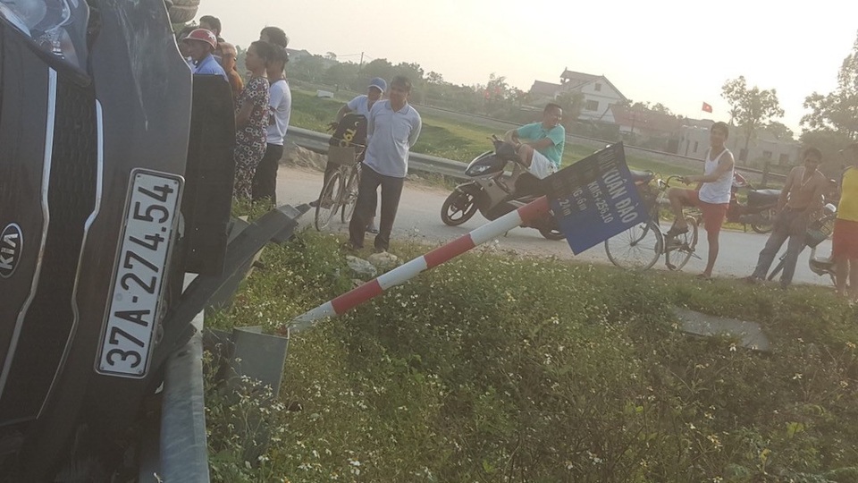 Xế hộp đâm hai xe máy điện, 4 học sinh thương vong - 4
Chưa dừng lại, xe này đâm vào lan can sắt bên đường.