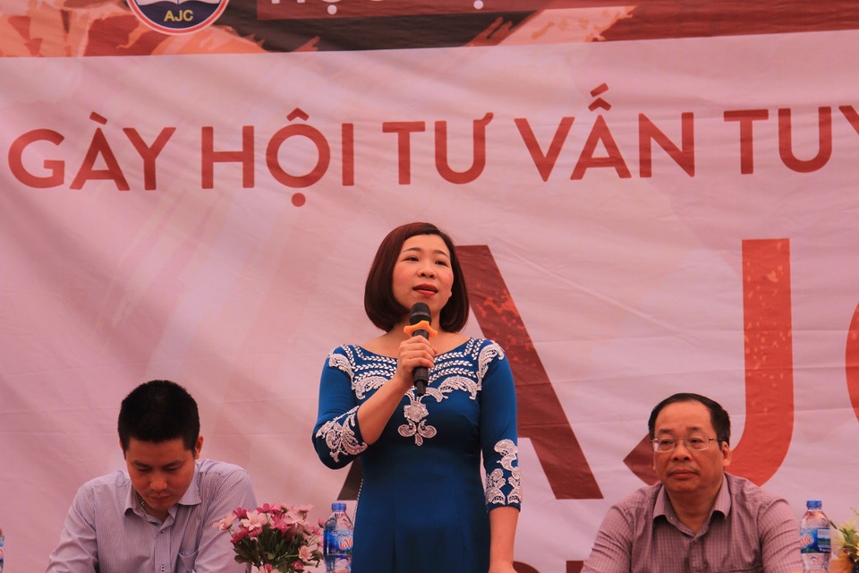 “Không xem thời sự cập nhật tin tức, đừng thi Báo chí” - 1
PGS.TS Nguyễn Thị Trường Giang (Trưởng Khoa Phát thanh - Truyền hình) chia sẻ kinh nghiệm thi môn Năng khiếu báo chí tại Ngày hội tuyển sinh Học viện Báo chí và Tuyên truyền năm 2018.