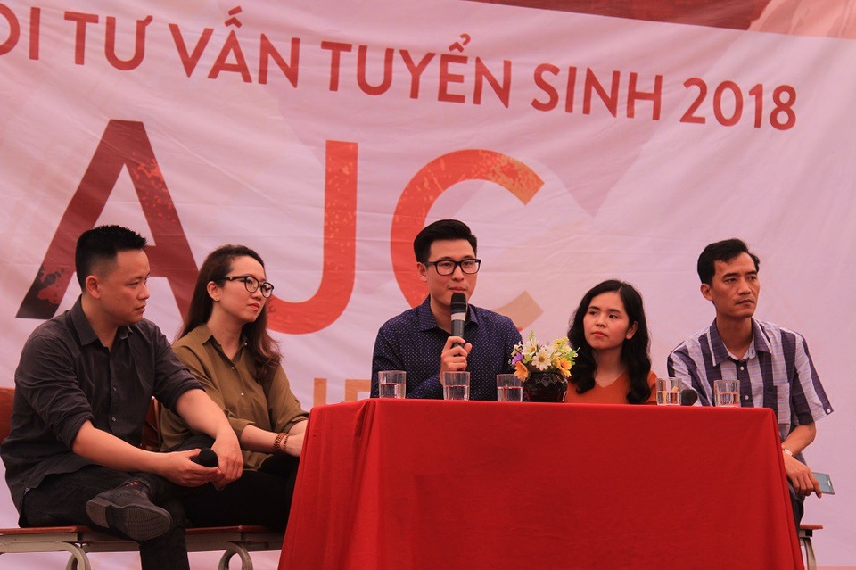 “Không xem thời sự cập nhật tin tức, đừng thi Báo chí” - 2 Các nhà báo nổi tiếng, các cựu sinh viên tiêu biểu trong lĩnh vực báo chí giao lưu với học sinh, phụ huynh.