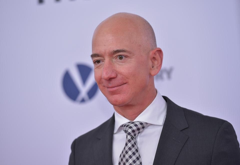 Vô địch kiếm tiền: Ông chủ Amazon "bỏ túi" thêm 7,7 tỷ USD trong tuần qua - 1 Sau khi công bố bức thư cổ đông thường niên, tỷ phú Jeff Bezos bỏ túi thêm 7,7 tỷ USD. (Nguồn: Forbes)
