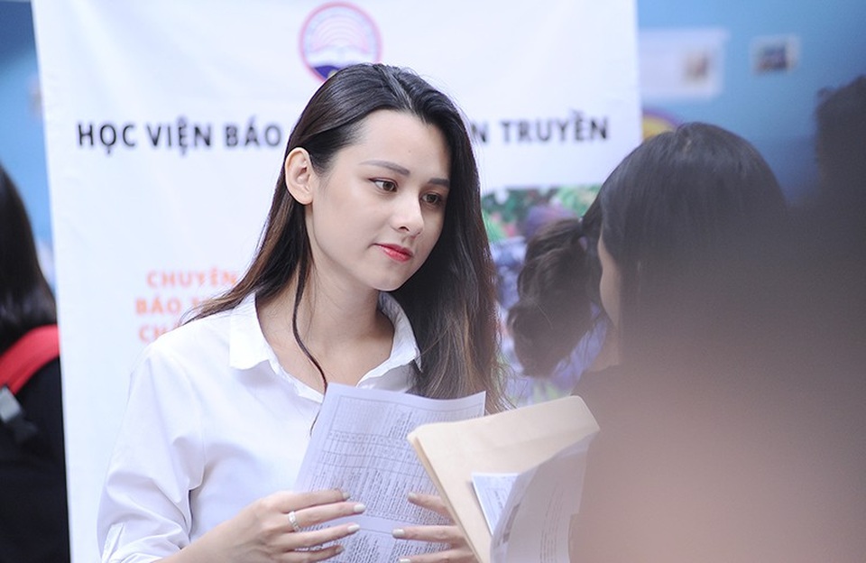 Trọn bộ ảnh và thông tin về nữ sinh “gây sốt” tại Ngày hội tuyển sinh trường Báo - 2
Được biết, Trang học lớp Truyền hình K35A2. Cô sinh ngày 1/9/1997, quê ở Bắc Giang. Chiều cao của Trang là 1m60. Số đo ba vòng là 78-63-91.