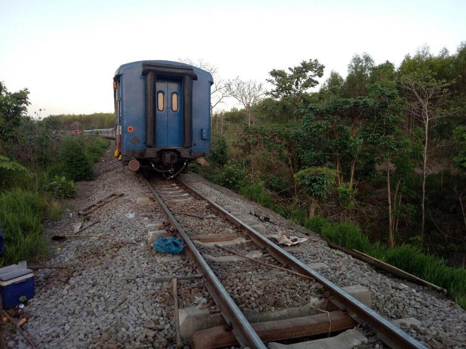 Tàu SE8 trật bánh ở Bình Thuận, đường sắt Bắc-Nam tê liệt - 1 Tàu SE8 trật bánh ở Bình Thuận, đường sắt Bắc-Nam tê liệt - 1