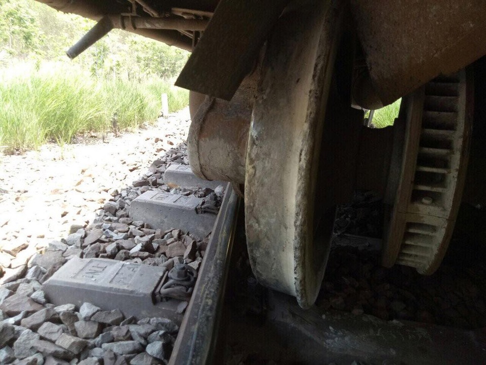 Tàu SE8 trật bánh ở Bình Thuận, đường sắt Bắc-Nam tê liệt - 2 Hiện trường vụ tàu SE8 bị trật bánh ở Bình Thuận