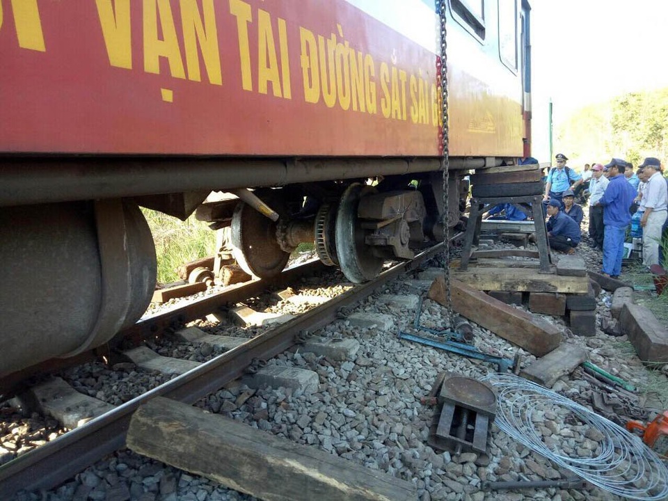 Tàu SE8 trật bánh ở Bình Thuận, đường sắt Bắc-Nam tê liệt - 6 Lực lượng chức năng đang nỗ lực khắc phục sự cố để tuyến đường sắt Bắc- Nam được khơi thông.