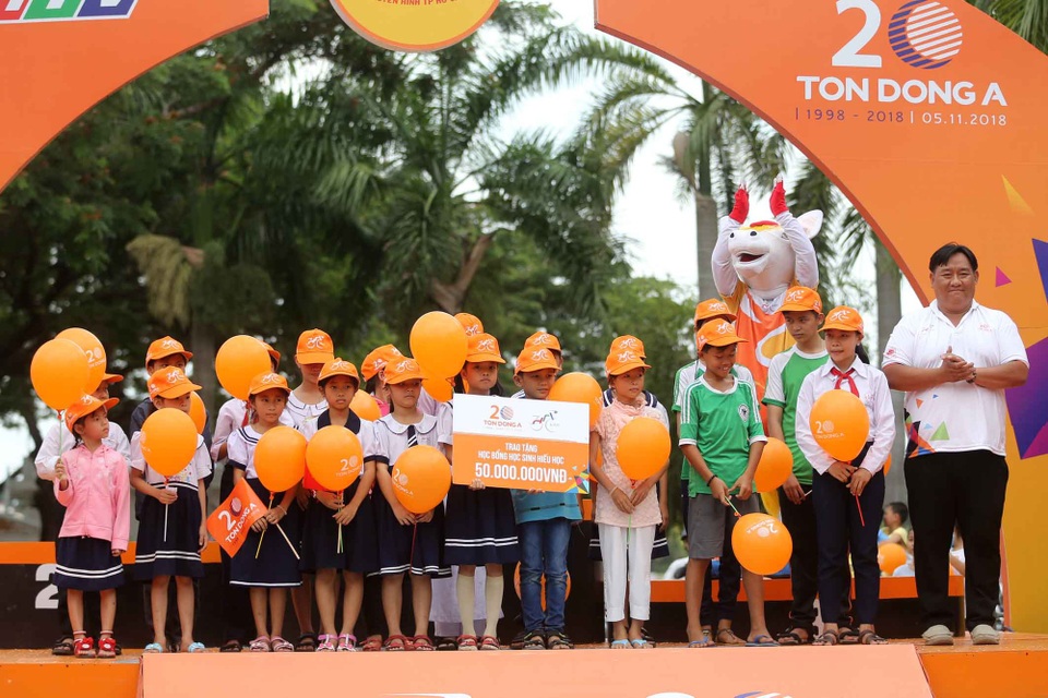 Lê Nguyệt Minh lần thứ 6 thắng chặng tại giải xe đạp xuyên Việt 2018 - 2 Đoàn đua trao học bổng cho học sinh nghèo hiếu học tại Đồng Tháp sáng 22/4