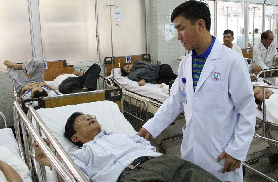 Đừng biến bệnh viện thành… võ đài! - 1 BS Lê Đại, thăm khám cho người bệnh tại khoa Cấp cứu