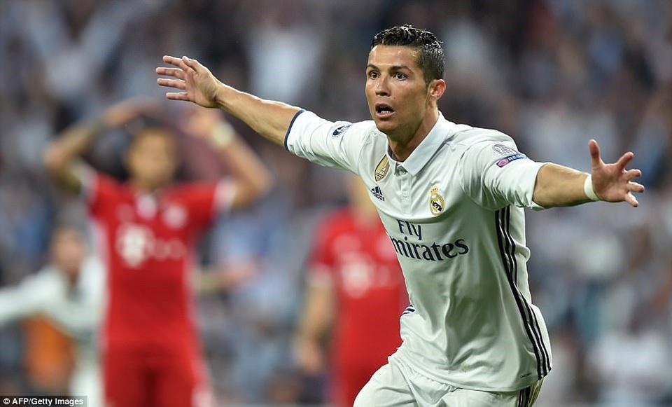 Lượt đi bán kết Champions League: Chờ những cuộc “báo thù” - 1 C.Ronaldo ghi 2 bàn trong tư thế việt vị vào lưới Bayern Munich ở trận lượt về tứ kết Champions League mùa giải trước