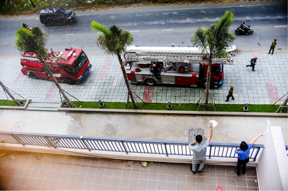 The Park Residence thực nghiệm hệ thống PCCC chuẩn mực - 2 Lực lượng PCCC tại cơ sở xử lý đám cháy bằng hệ thống chữa cháy vách tường, bình chữa cháy để tránh cháy lan trước khi đội cảnh sát PCCC địa phương đến.