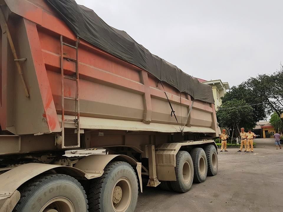 Ninh Bình: CSGT mạnh tay dẹp “binh đoàn” xe quá tải sau phản ánh của Báo Dân trí! - 5 Ninh Bình: CSGT mạnh tay dẹp “binh đoàn” xe quá tải sau phản ánh của Báo Dân trí! - 5