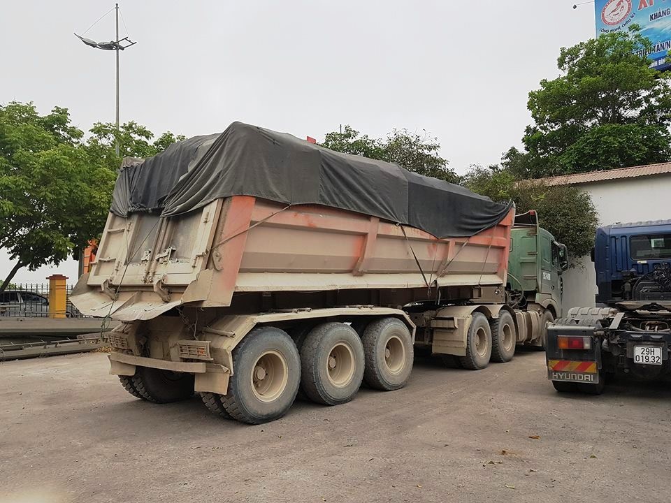 Ninh Bình: CSGT mạnh tay dẹp “binh đoàn” xe quá tải sau phản ánh của Báo Dân trí! - 3 Ngay sau khi báo Dân trí đăng tải thông tin, Trạm CSGT QL1A Ninh Bình đã tăng cường xử lý vi phạm tải trọng trên 2 tuyến quốc lộ. Hàng loạt xe đã bị kiểm tra xử lý.