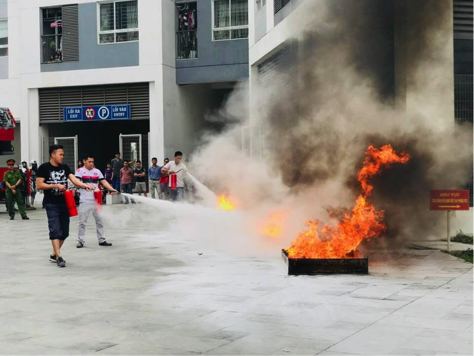 Tập huấn phòng cháy chữa cháy và cứu hộ cứu nạn tại dự án Hồng Hà Eco City - 3
Đám cháy giả định được dập tắt bởi cư dân khi sử dụng bình cứu hoá khẩn cấp